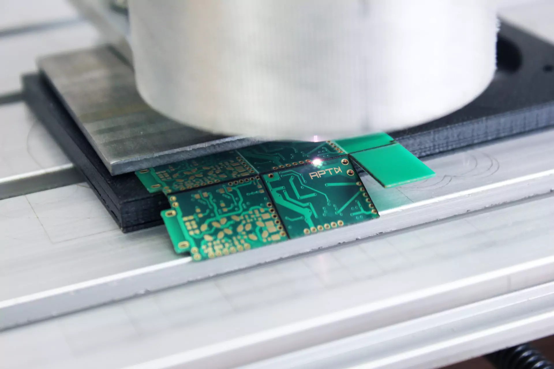 Máy cắt PCB: Đảm bảo vết cắt chính xác và sạch sẽ